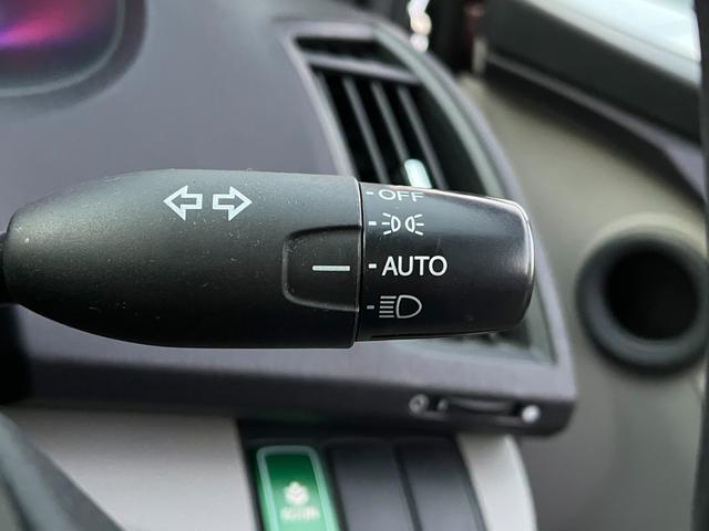 オデッセイ Ｍファインスピリット　オートライト　ＨＩＤ　キーレスエントリー　３列シート　ＣＶＴ　アルミホイール　ＣＤ　ＵＳＢ　ミュージックプレイヤー接続可　盗難防止システム　衝突安全ボディ　ＡＢＳ　エアコン　パワーステアリング（6枚目）