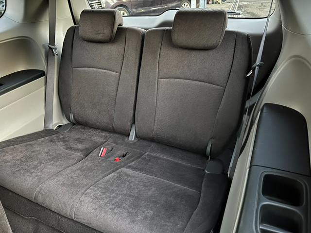 オデッセイ Ｍファインスピリット　オートライト　ＨＩＤ　キーレスエントリー　３列シート　ＣＶＴ　アルミホイール　ＣＤ　ＵＳＢ　ミュージックプレイヤー接続可　盗難防止システム　衝突安全ボディ　ＡＢＳ　エアコン　パワーステアリング（10枚目）