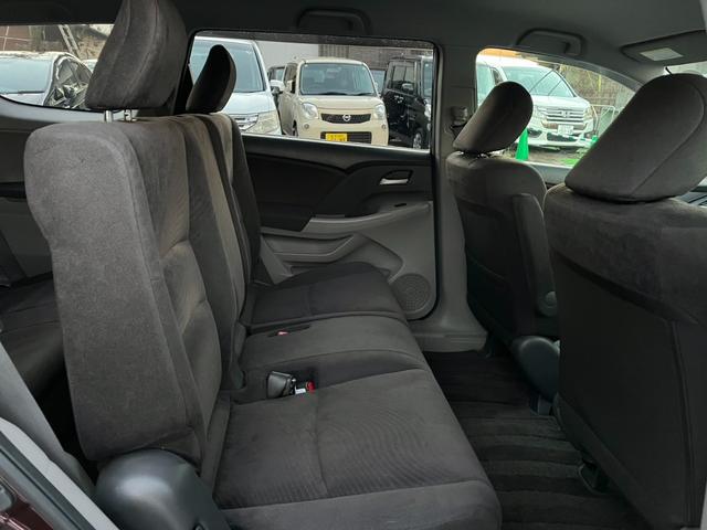 オデッセイ Ｍファインスピリット　オートライト　ＨＩＤ　キーレスエントリー　３列シート　ＣＶＴ　アルミホイール　ＣＤ　ＵＳＢ　ミュージックプレイヤー接続可　盗難防止システム　衝突安全ボディ　ＡＢＳ　エアコン　パワーステアリング（23枚目）