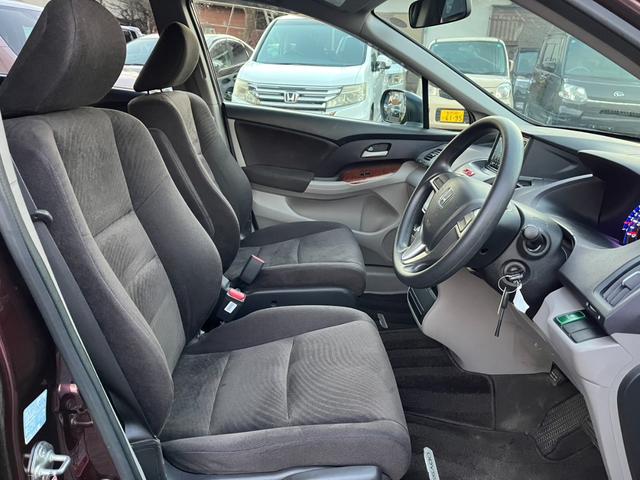 オデッセイ Ｍファインスピリット　オートライト　ＨＩＤ　キーレスエントリー　３列シート　ＣＶＴ　アルミホイール　ＣＤ　ＵＳＢ　ミュージックプレイヤー接続可　盗難防止システム　衝突安全ボディ　ＡＢＳ　エアコン　パワーステアリング（24枚目）