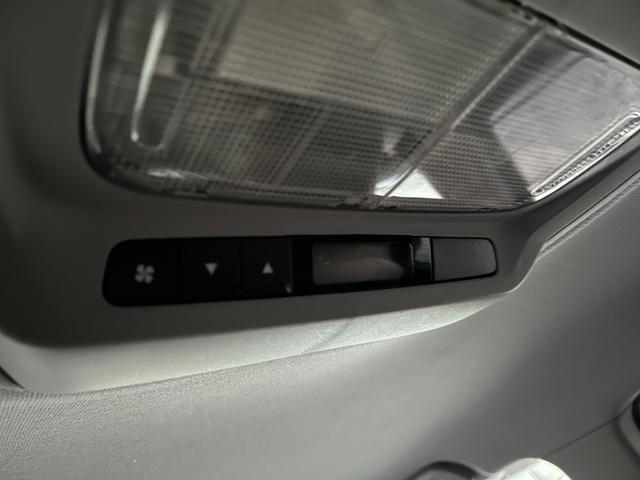 オデッセイ Ｍファインスピリット　オートライト　ＨＩＤ　キーレスエントリー　３列シート　ＣＶＴ　アルミホイール　ＣＤ　ＵＳＢ　ミュージックプレイヤー接続可　盗難防止システム　衝突安全ボディ　ＡＢＳ　エアコン　パワーステアリング（25枚目）