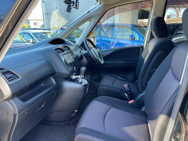 セレナ ハイウェイスター Vセレクション 4WD オートクルーズコントロール 両側電動スライドドア オートライト スマートキー 電動格納ミラー 3列シート CVT アルミホイール ミュージックプレイヤー接続可(8枚目)