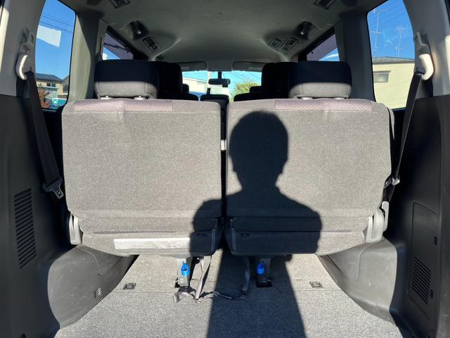 セレナ ハイウェイスター Vセレクション 4WD オートクルーズコントロール 両側電動スライドドア オートライト スマートキー 電動格納ミラー 3列シート CVT アルミホイール ミュージックプレイヤー接続可(19枚目)