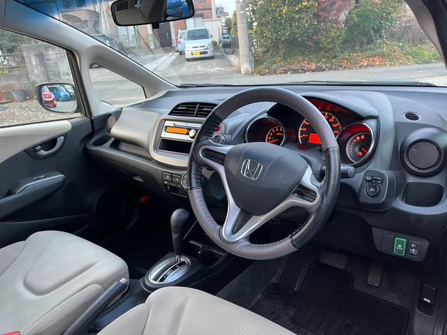 フィット 13G・スマートセレクション スマートキー CVT 盗難防止システム 衝突安全ボディ ABS CD ミュージックプレイヤー接続可 エアコン パワーステアリング パワーウィンドウ(2枚目)