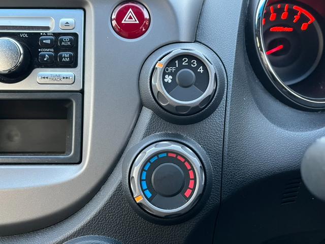 フィット 13G・スマートセレクション スマートキー CVT 盗難防止システム 衝突安全ボディ ABS CD ミュージックプレイヤー接続可 エアコン パワーステアリング パワーウィンドウ(4枚目)