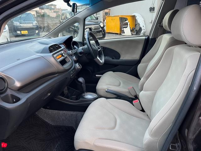 フィット 13G・スマートセレクション スマートキー CVT 盗難防止システム 衝突安全ボディ ABS CD ミュージックプレイヤー接続可 エアコン パワーステアリング パワーウィンドウ(8枚目)