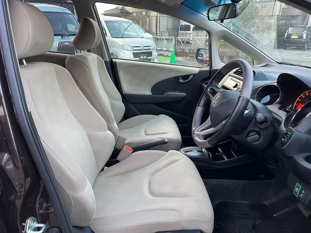 フィット 13G・スマートセレクション スマートキー CVT 盗難防止システム 衝突安全ボディ ABS CD ミュージックプレイヤー接続可 エアコン パワーステアリング パワーウィンドウ(10枚目)