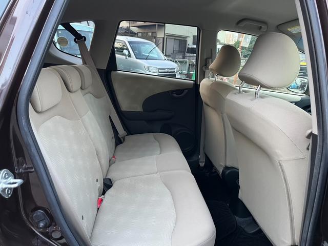 フィット 13G・スマートセレクション スマートキー CVT 盗難防止システム 衝突安全ボディ ABS CD ミュージックプレイヤー接続可 エアコン パワーステアリング パワーウィンドウ(11枚目)