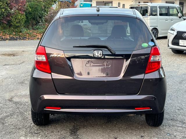 フィット 13G・スマートセレクション スマートキー CVT 盗難防止システム 衝突安全ボディ ABS CD ミュージックプレイヤー接続可 エアコン パワーステアリング パワーウィンドウ(16枚目)