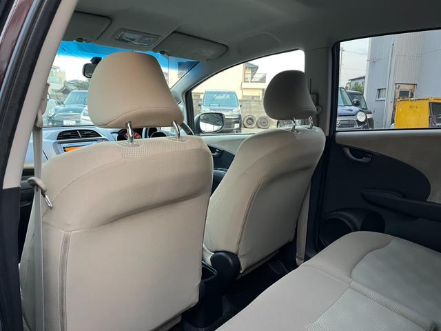 フィット 13G・スマートセレクション スマートキー CVT 盗難防止システム 衝突安全ボディ ABS CD ミュージックプレイヤー接続可 エアコン パワーステアリング パワーウィンドウ(25枚目)