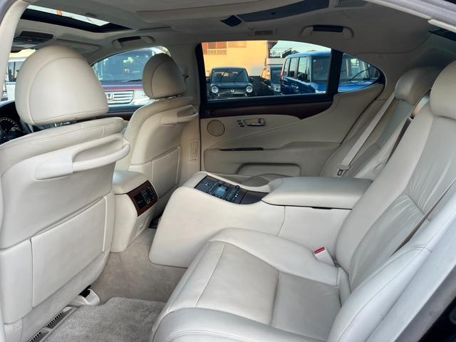 ＬＳ ＬＳ６００ｈＬ　バージョンＵＺ　４ＷＤ　クリアランスソナー　オートクルーズコントロール　衝突被害軽減システム　バックカメラ　アルミホイール　ＬＥＤヘッドランプ　ヘッドライトウォッシャー　サンルーフ　ＣＶＴ（12枚目）