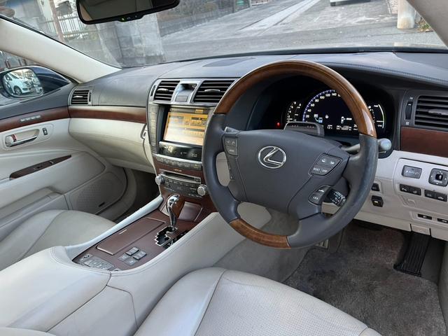 ＬＳ ＬＳ６００ｈＬ　バージョンＵＺ　４ＷＤ　クリアランスソナー　オートクルーズコントロール　衝突被害軽減システム　バックカメラ　アルミホイール　ＬＥＤヘッドランプ　ヘッドライトウォッシャー　サンルーフ　ＣＶＴ（22枚目）