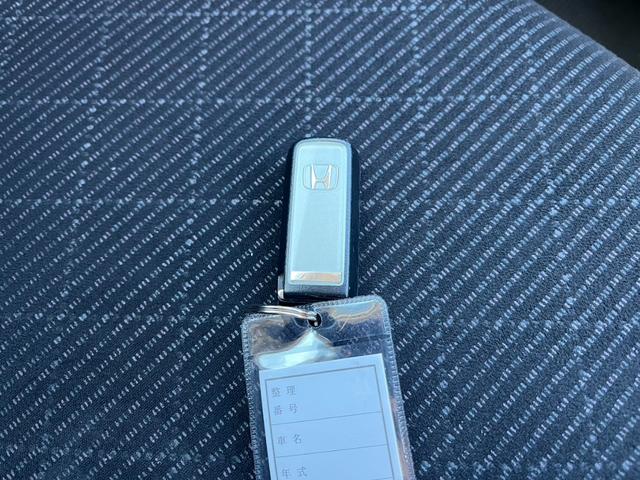 Ｎ－ＯＮＥ プレミアム　ツアラー　バックカメラ　ナビ　ＴＶ　衝突被害軽減システム　オートライト　ＨＩＤ　アイドリングストップ　ベンチシート　ＣＶＴ　盗難防止システム　ＡＢＳ　ＥＳＣ　ＣＤ　ＵＳＢ　ミュージックプレイヤー接続可（27枚目）