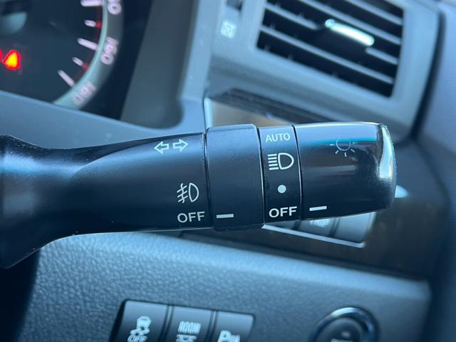 周りが薄暗くなったら自動点灯するオートライトを装備。