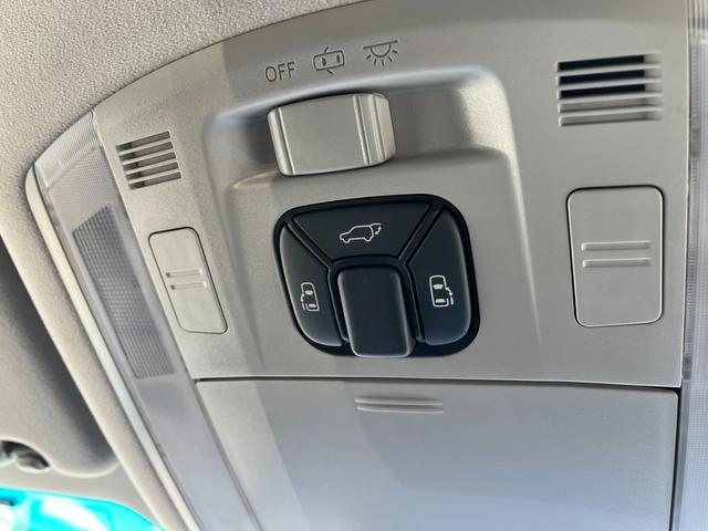 指先ひとつでドアオープン。【ワンアクション両側パワースライドドア】両手がふさがっていても、スイッチひとつでスライドドアが自動解錠＆自動オープンします。