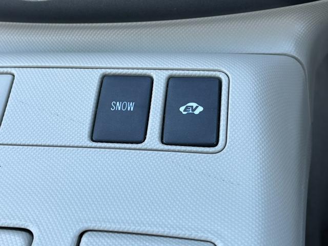 エスティマハイブリッド Ｘ　４ＷＤ　バックカメラ　ナビ　ＴＶ　クリアランスソナー　オートクルーズコントロール　両側スライド・片側電動　オートライト　ＨＩＤ　スマートキー　電動格納ミラー　ＣＶＴ　アルミホイール　ＣＤ　ＤＶＤ再生（7枚目）