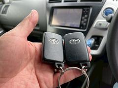 付いてて便利！とても人気の高い装備のスマートキーシステム。キーを携帯しているだけで、ドアロックの開閉並びにエンジンの始動が可能な装備です。プッシュスタートですのでエンジンの始動もボタンを押すだけです 7