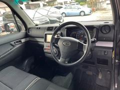 毎回座るフロントシート。運転席は必ず使用する部分ですので、座り心地が重要です！ 2