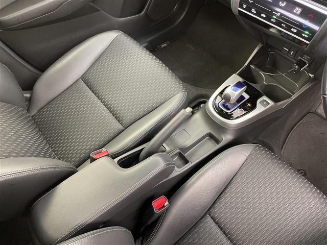 フィットハイブリッド Lパッケージ 純正ナビTV(CD/DVD/Bluetooth/フルセグTV/AM/FM/HDMI) 純正バックカメラ 社外ドライブレコーダー(VREC-DZ300)純正LEDオートライト 純正フロアマット(9枚目)