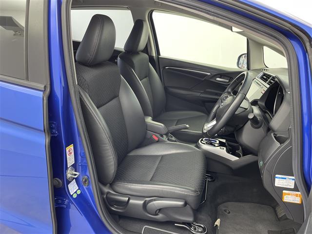 フィットハイブリッド Lパッケージ 純正ナビTV(CD/DVD/Bluetooth/フルセグTV/AM/FM/HDMI) 純正バックカメラ 社外ドライブレコーダー(VREC-DZ300)純正LEDオートライト 純正フロアマット(10枚目)