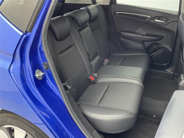 フィットハイブリッド Lパッケージ 純正ナビTV(CD/DVD/Bluetooth/フルセグTV/AM/FM/HDMI) 純正バックカメラ 社外ドライブレコーダー(VREC-DZ300)純正LEDオートライト 純正フロアマット(12枚目)