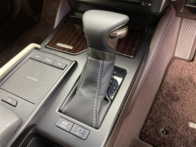 ＥＳ ＥＳ３００ｈ　バージョンＬ　純正ナビ　３眼ＬＥＤヘッドライト　ヘッドアップディスプレイ　シートヒーター　革シート　ＥＴＣ２．０　パワーシート　アラウンドビューモニター　ブラインドスポットモニター　純正アルミホイール　サンルーフ（27枚目）