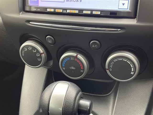 デミオ １３－スカイアクティブ　ステアリングスイッチ☆ハンドブレーキ☆カードホルダー☆純正ドアバイザー☆リモコンキー☆スペアキー☆アイドリングストップ☆純正メモリナビ☆ワンセグ☆フルフラットシート☆純正フロアマット（7枚目）