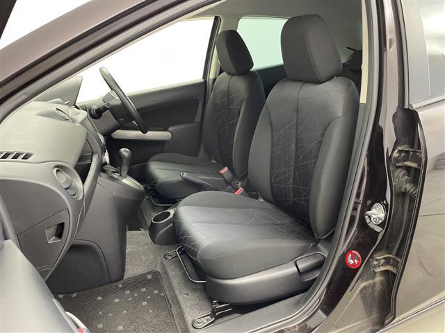 デミオ １３－スカイアクティブ　ステアリングスイッチ☆ハンドブレーキ☆カードホルダー☆純正ドアバイザー☆リモコンキー☆スペアキー☆アイドリングストップ☆純正メモリナビ☆ワンセグ☆フルフラットシート☆純正フロアマット（10枚目）