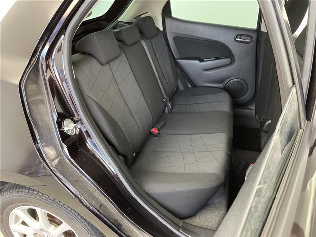 デミオ １３－スカイアクティブ　ステアリングスイッチ☆ハンドブレーキ☆カードホルダー☆純正ドアバイザー☆リモコンキー☆スペアキー☆アイドリングストップ☆純正メモリナビ☆ワンセグ☆フルフラットシート☆純正フロアマット（11枚目）