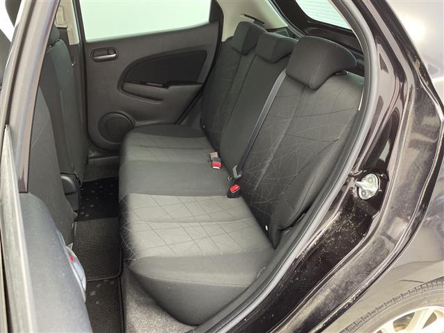 デミオ １３－スカイアクティブ　ステアリングスイッチ☆ハンドブレーキ☆カードホルダー☆純正ドアバイザー☆リモコンキー☆スペアキー☆アイドリングストップ☆純正メモリナビ☆ワンセグ☆フルフラットシート☆純正フロアマット（12枚目）