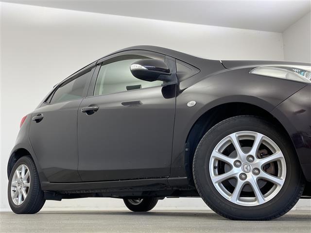 デミオ １３－スカイアクティブ　ステアリングスイッチ☆ハンドブレーキ☆カードホルダー☆純正ドアバイザー☆リモコンキー☆スペアキー☆アイドリングストップ☆純正メモリナビ☆ワンセグ☆フルフラットシート☆純正フロアマット（14枚目）