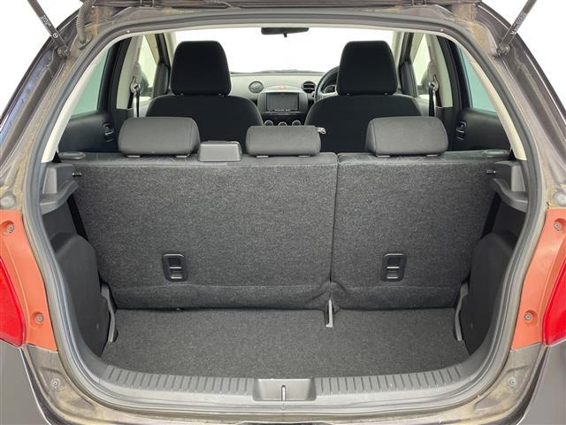 デミオ １３－スカイアクティブ　ステアリングスイッチ☆ハンドブレーキ☆カードホルダー☆純正ドアバイザー☆リモコンキー☆スペアキー☆アイドリングストップ☆純正メモリナビ☆ワンセグ☆フルフラットシート☆純正フロアマット（25枚目）