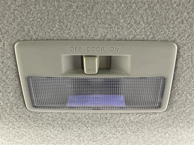 デミオ １３－スカイアクティブ　ステアリングスイッチ☆ハンドブレーキ☆カードホルダー☆純正ドアバイザー☆リモコンキー☆スペアキー☆アイドリングストップ☆純正メモリナビ☆ワンセグ☆フルフラットシート☆純正フロアマット（29枚目）