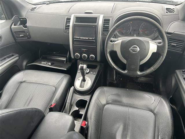 エクストレイル ２０Ｘ　４ＷＤ　社外ＡＷ付き冬タイヤ積込　純正ナビ　ＢＴ　ワンセグＴＶ　バックカメラ　カプロンシート　全席シートヒーター　ＥＴＣ　スマートキー　横滑り防止装置　純正フロアマット　純正１７インチＡＷ　ドアバイ（2枚目）