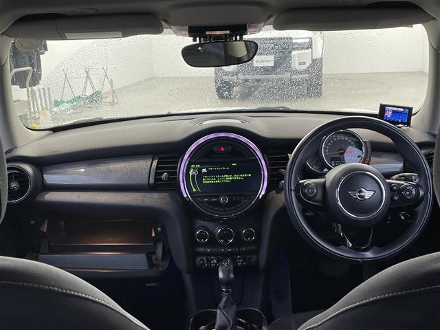 ＭＩＮＩ クーパーＤ　純正ナビ　バックカメラ　クルーズコントロール　コーナーセンサー　ＬＥＤヘッドライト　オートライト　フォグランプ　横滑り防止装置　カーテンエアバッグ　ＥＴＣ　スペアキー　プッシュスタート　フロアマット（2枚目）