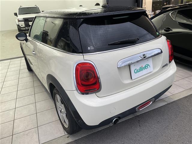 ＭＩＮＩ クーパーＤ　純正ナビ　バックカメラ　クルーズコントロール　コーナーセンサー　ＬＥＤヘッドライト　オートライト　フォグランプ　横滑り防止装置　カーテンエアバッグ　ＥＴＣ　スペアキー　プッシュスタート　フロアマット（3枚目）