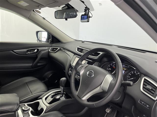 エクストレイル ２０Ｘ　エマージェンシーブレーキパッケージ　社外ナビ　バックカメラ　ドライブレコーダー　ＥＴＣ　衝突被害軽減システム　横滑り防止装置　アイドリングストップ　純正アルミホイール　純正フロアマット　オートＬＥＤライト　コーナーセンサー　スマートキー（19枚目）