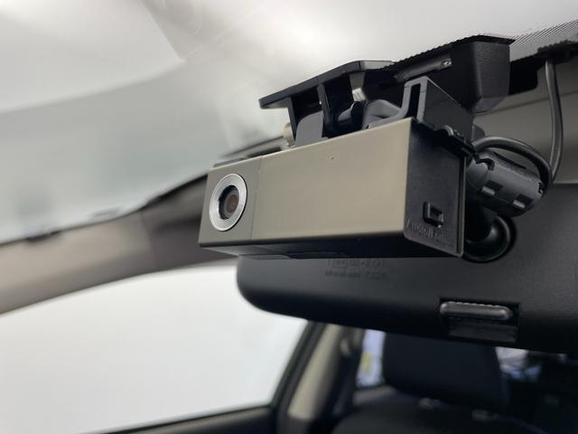 レヴォーグ １．６ＧＴアイサイト　純正ナビ　バックカメラ　ドライブレコーダー　ＥＴＣ　衝突被害軽減システム　レーダークルーズコントロール　横滑り防止装置　アイドリングストップ　純正フロアマット　電子パーキング　オートＬＥＤライト（3枚目）