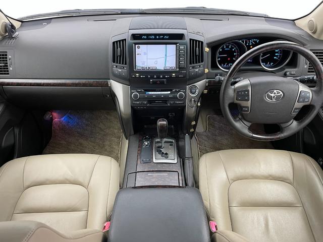ランドクルーザー ＡＸ　Ｇセレクション　純正ナビ（ＣＤ　ＤＶＤ　ＭＳＶ）　バックカメラ　前後コーナーセンサー　ビルトインＥＴＣ　ベージュ革　前席パワーシート・シートヒーター　ＡＣＣ　純正スタッドレスＴセット積込み　スマートキー　ステップ（2枚目）