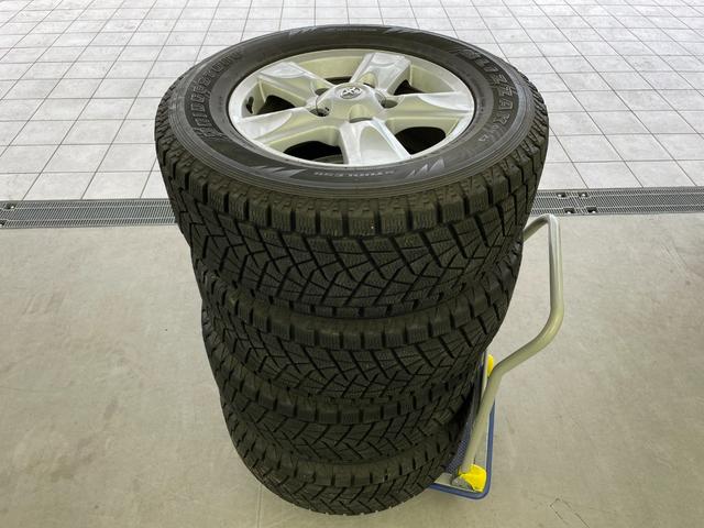 ランドクルーザー ＡＸ　Ｇセレクション　純正ナビ（ＣＤ　ＤＶＤ　ＭＳＶ）　バックカメラ　前後コーナーセンサー　ビルトインＥＴＣ　ベージュ革　前席パワーシート・シートヒーター　ＡＣＣ　純正スタッドレスＴセット積込み　スマートキー　ステップ（3枚目）