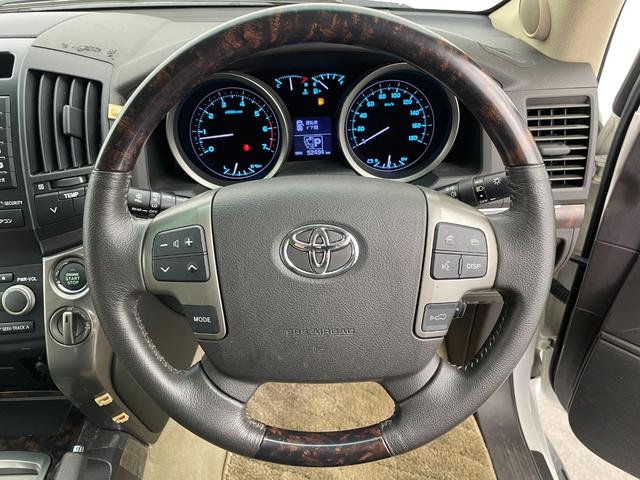 ランドクルーザー ＡＸ　Ｇセレクション　純正ナビ（ＣＤ　ＤＶＤ　ＭＳＶ）　バックカメラ　前後コーナーセンサー　ビルトインＥＴＣ　ベージュ革　前席パワーシート・シートヒーター　ＡＣＣ　純正スタッドレスＴセット積込み　スマートキー　ステップ（9枚目）