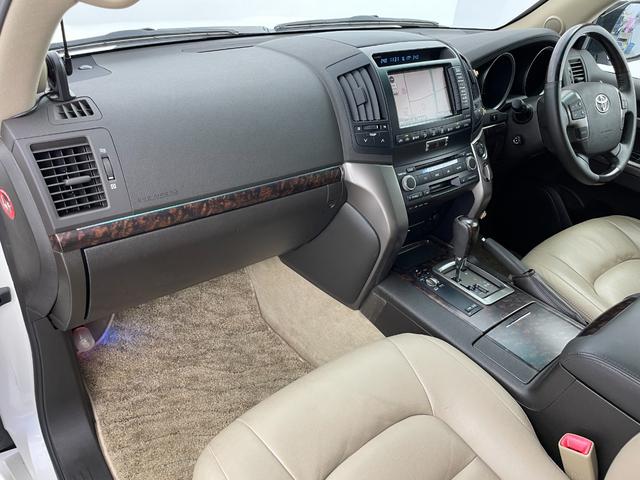 ランドクルーザー ＡＸ　Ｇセレクション　純正ナビ（ＣＤ　ＤＶＤ　ＭＳＶ）　バックカメラ　前後コーナーセンサー　ビルトインＥＴＣ　ベージュ革　前席パワーシート・シートヒーター　ＡＣＣ　純正スタッドレスＴセット積込み　スマートキー　ステップ（29枚目）