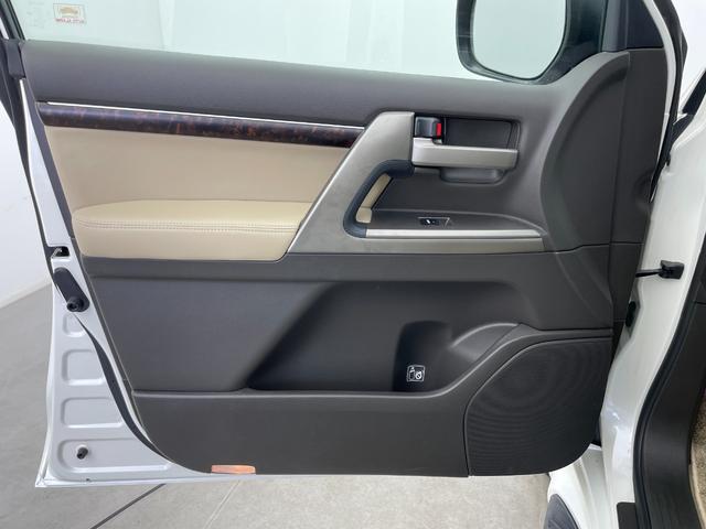 ランドクルーザー ＡＸ　Ｇセレクション　純正ナビ（ＣＤ　ＤＶＤ　ＭＳＶ）　バックカメラ　前後コーナーセンサー　ビルトインＥＴＣ　ベージュ革　前席パワーシート・シートヒーター　ＡＣＣ　純正スタッドレスＴセット積込み　スマートキー　ステップ（40枚目）