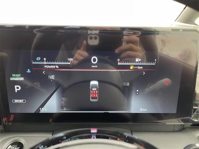 セレナ ｅ－パワー　ハイウェイスターＶ　登録済未使用車　１２．３型アドバンスドドライブアシストディスプレイ　ＴＶ　アラウンドビューモニター　両側パワースライドドア　プロパイロット　インテリジェントルームミラー　ワイヤレス充電　ＥＴＣ２．０（12枚目）