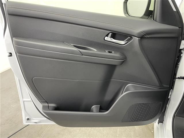 セレナ ｅ－パワー　ハイウェイスターＶ　登録済未使用車　１２．３型アドバンスドドライブアシストディスプレイ　ＴＶ　アラウンドビューモニター　両側パワースライドドア　プロパイロット　インテリジェントルームミラー　ワイヤレス充電　ＥＴＣ２．０（22枚目）