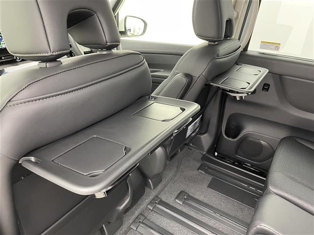 セレナ ｅ－パワー　ハイウェイスターＶ　登録済未使用車　１２．３型アドバンスドドライブアシストディスプレイ　ＴＶ　アラウンドビューモニター　両側パワースライドドア　プロパイロット　インテリジェントルームミラー　ワイヤレス充電　ＥＴＣ２．０（30枚目）