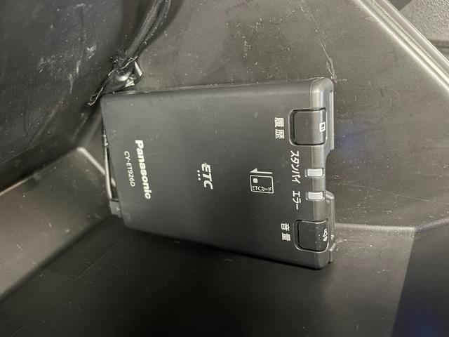 ジムニーシエラ JC 社外ナビ バックカメラ シートヒーター 衝突被害軽減システム レーンキープアシスト 横滑り防止装置 オートLEDライト フォグライト 純正アルミホイール 純正フロアマット ステアリングスイッチ AAC(3枚目)