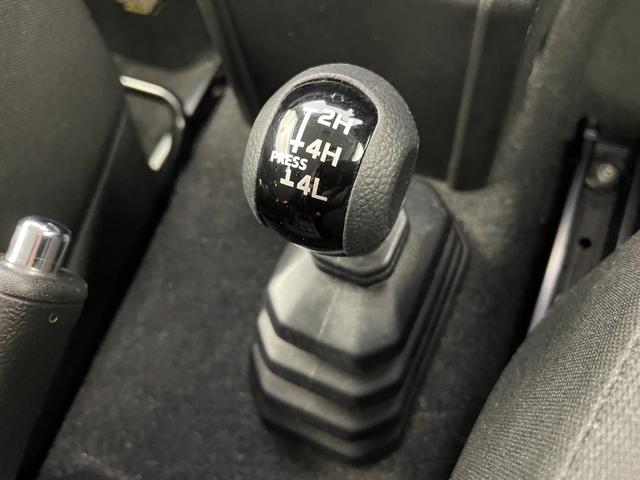 ジムニーシエラ JC 社外ナビ バックカメラ シートヒーター 衝突被害軽減システム レーンキープアシスト 横滑り防止装置 オートLEDライト フォグライト 純正アルミホイール 純正フロアマット ステアリングスイッチ AAC(5枚目)