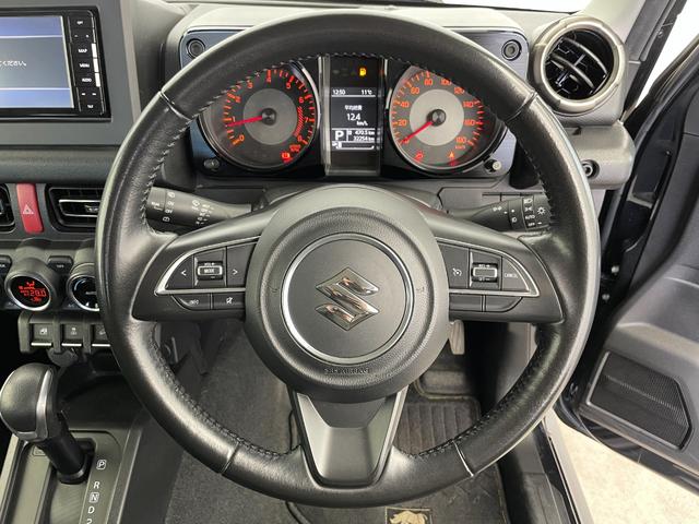 ジムニーシエラ JC 社外ナビ バックカメラ シートヒーター 衝突被害軽減システム レーンキープアシスト 横滑り防止装置 オートLEDライト フォグライト 純正アルミホイール 純正フロアマット ステアリングスイッチ AAC(11枚目)