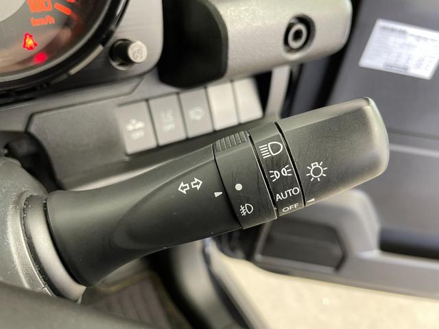 ジムニーシエラ JC 社外ナビ バックカメラ シートヒーター 衝突被害軽減システム レーンキープアシスト 横滑り防止装置 オートLEDライト フォグライト 純正アルミホイール 純正フロアマット ステアリングスイッチ AAC(15枚目)